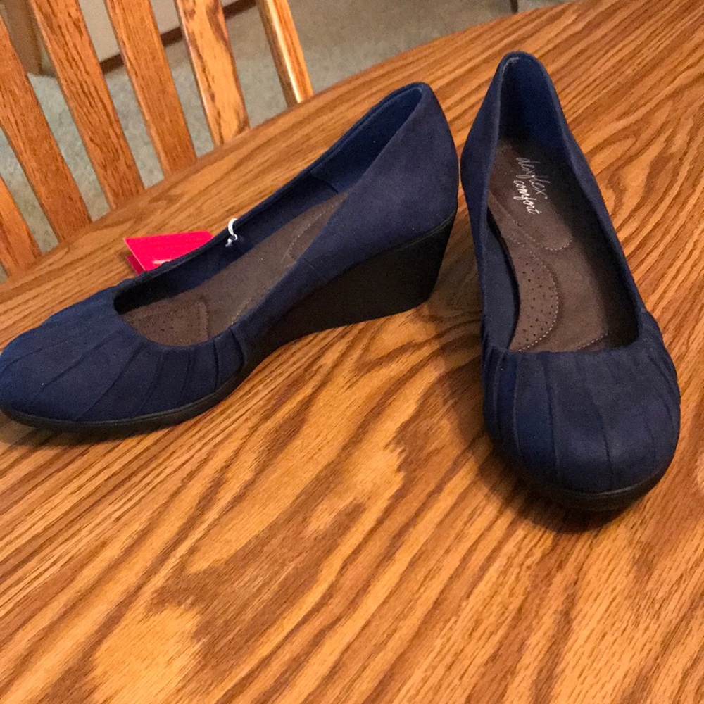 NWT DexFlex Comfort Navy Wedges. Size 9.5